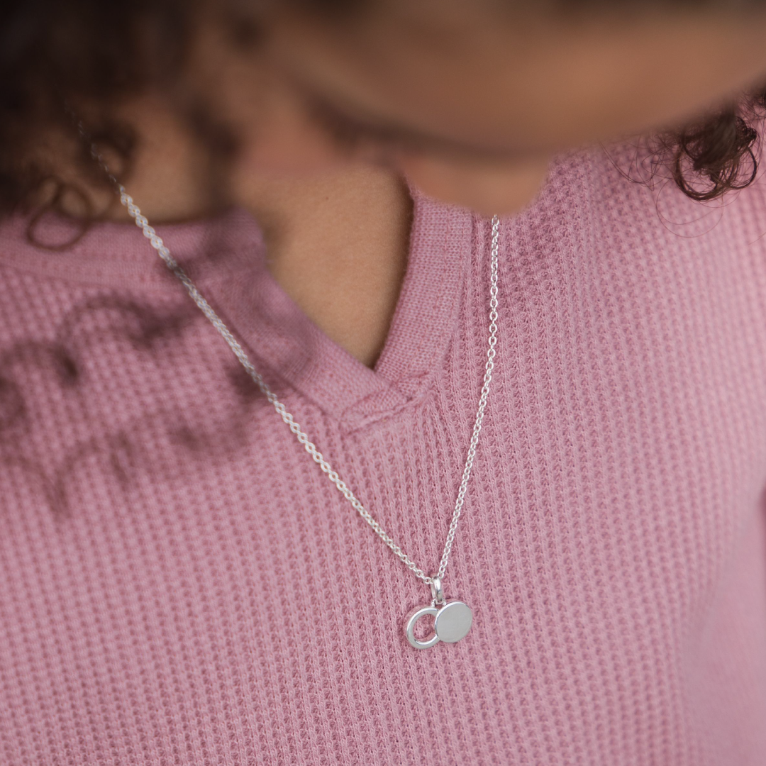 El collar con colgante de tumba vacía
