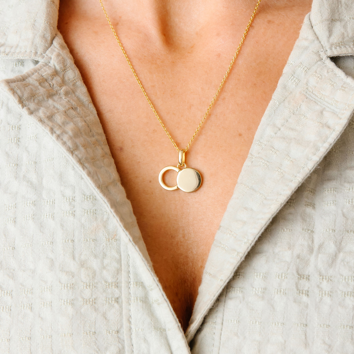 El collar con colgante de tumba vacía