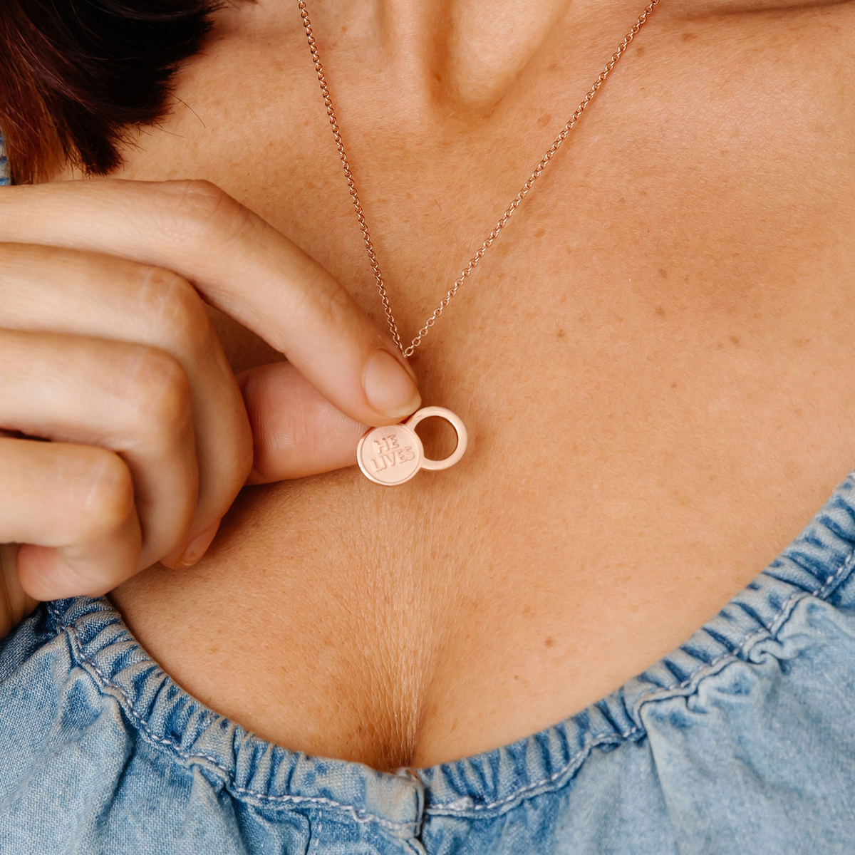 El collar con colgante de tumba vacía